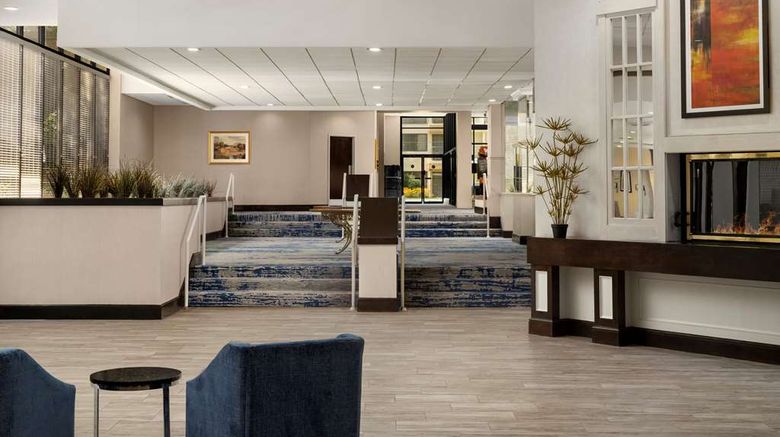 <b>DoubleTree by Hilton Hotel Williamsburg Lobby</b>. Images powered by <a href="https://iceportal.shijigroup.com/" title="IcePortal" target="_blank">IcePortal</a>.