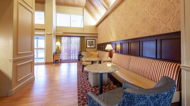 Hampton Inn & Suites Williamsburg Lobby