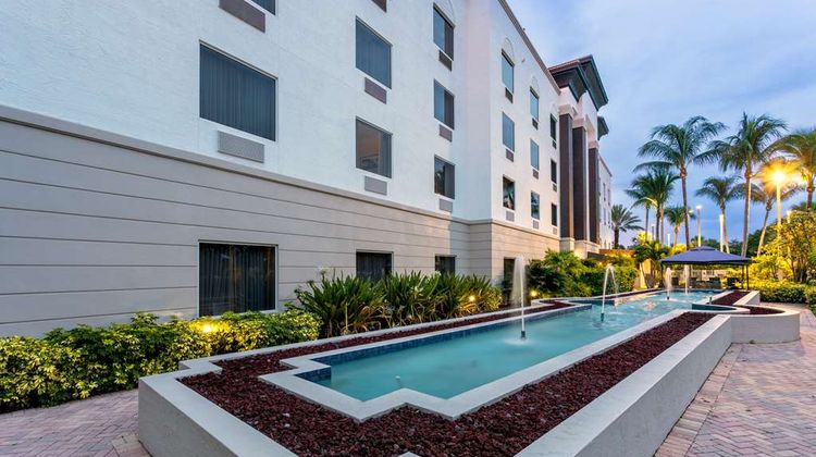 Hampton Inn & Suites Wellington Exterior