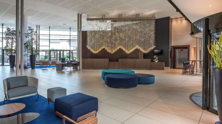 <b>Hilton Evian-Les-Bains Lobby</b>. Images powered by <a href="https://iceportal.shijigroup.com/" title="IcePortal" target="_blank">IcePortal</a>.