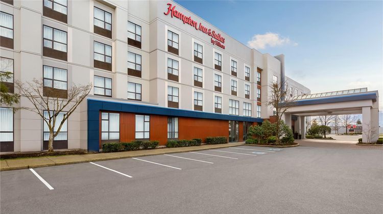 Hampton Inn & Suites Surrey Exterior