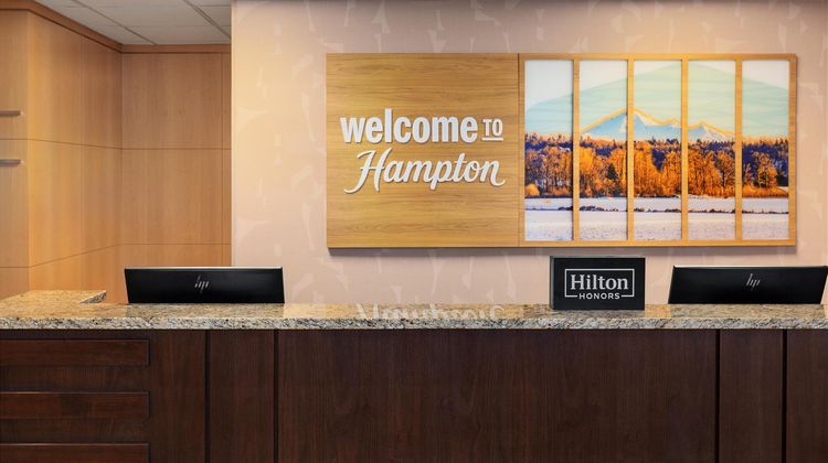 Hampton Inn & Suites Surrey Lobby