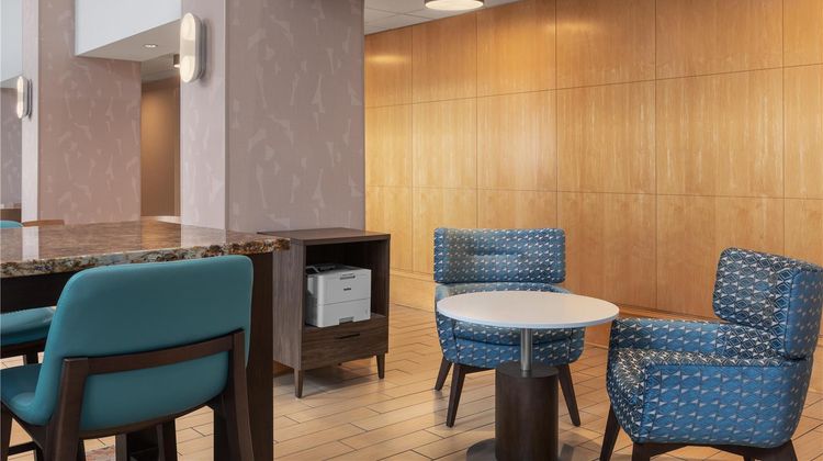Hampton Inn & Suites Surrey Lobby