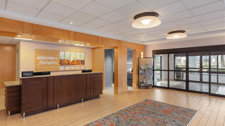 Hampton Inn & Suites Surrey Lobby