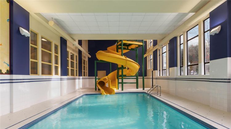 Hampton Inn & Suites Surrey Pool