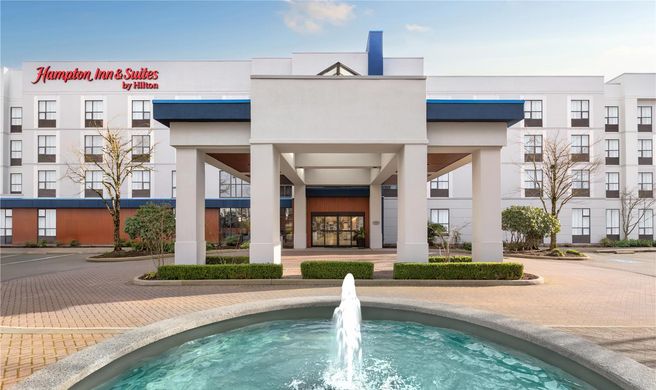 Hampton Inn & Suites Surrey Exterior