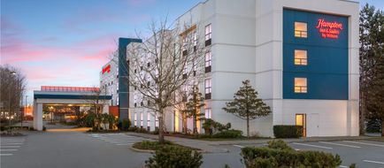 Hampton Inn & Suites Surrey Exterior