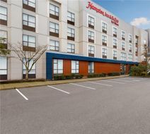 Hampton Inn & Suites Surrey Exterior