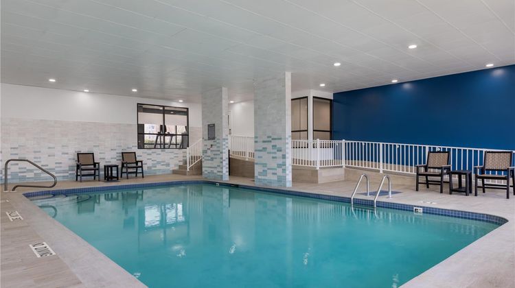 Hampton Inn & Suites Windsor Pool