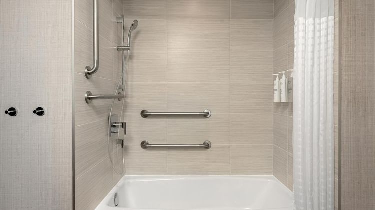 Hampton Inn & Suites Windsor Room