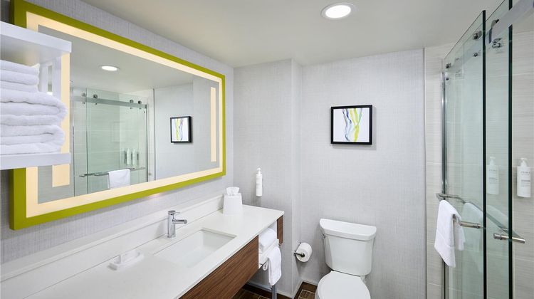 Hampton Inn & Suites Windsor Room
