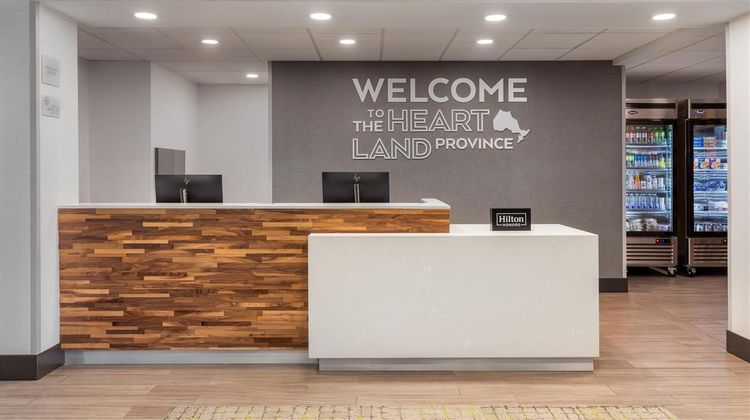 Hampton Inn & Suites Windsor Lobby