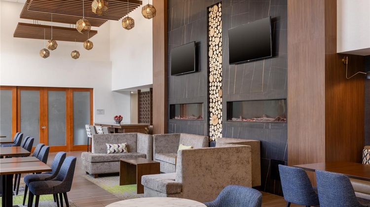 Hampton Inn & Suites Windsor Lobby