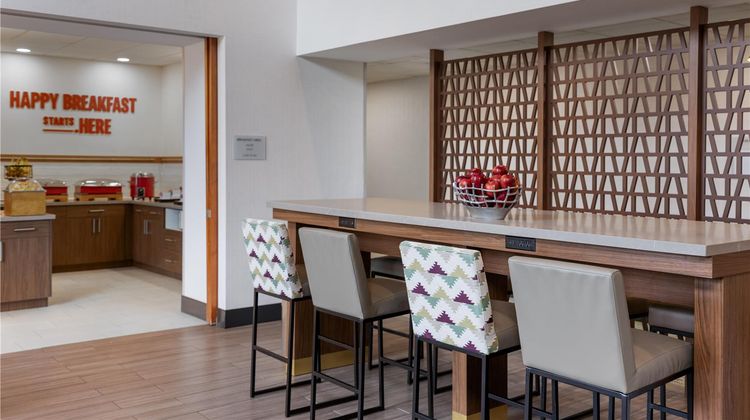 Hampton Inn & Suites Windsor Lobby