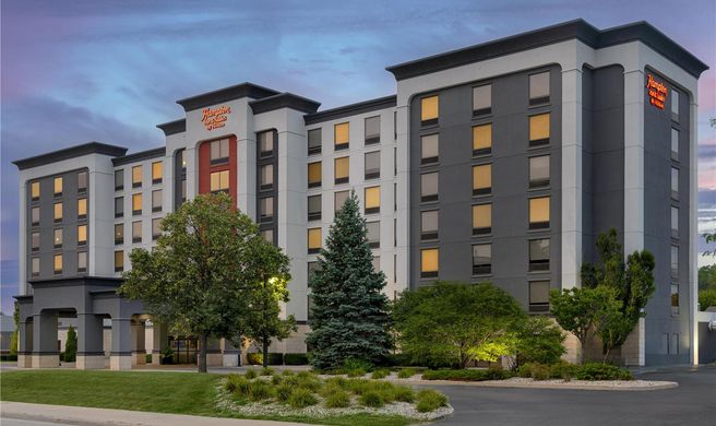 Hampton Inn & Suites Windsor Exterior