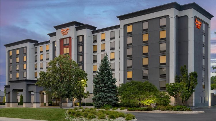 Hampton Inn & Suites Windsor Exterior