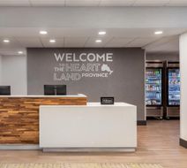 Hampton Inn & Suites Windsor Lobby