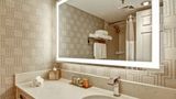 <b>DoubleTree by Hilton Toronto Downtown Room</b>. Images powered by <a href="https://iceportal.shijigroup.com/" title="IcePortal" target="_blank">IcePortal</a>.