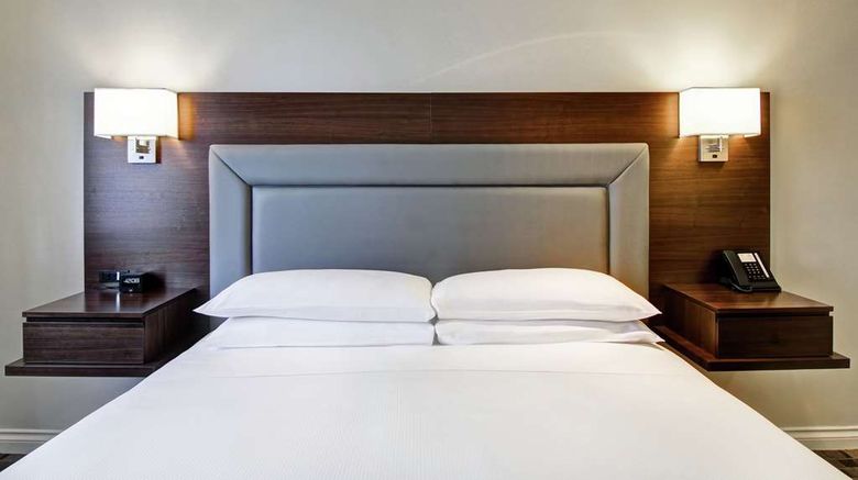 <b>DoubleTree by Hilton Toronto Downtown Room</b>. Images powered by <a href="https://iceportal.shijigroup.com/" title="IcePortal" target="_blank">IcePortal</a>.