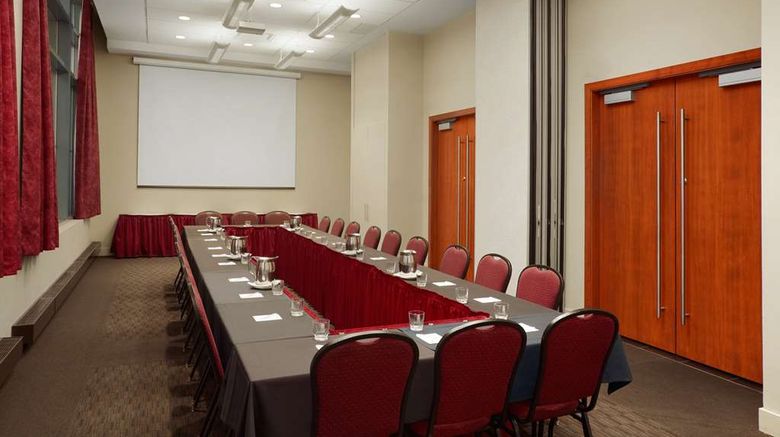 <b>Embassy Suites Montreal by Hilton Restaurant</b>. Images powered by <a href="https://iceportal.shijigroup.com/" title="IcePortal" target="_blank">IcePortal</a>.
