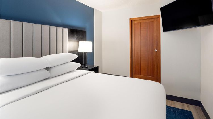 Embassy Suites Montreal by Hilton Room