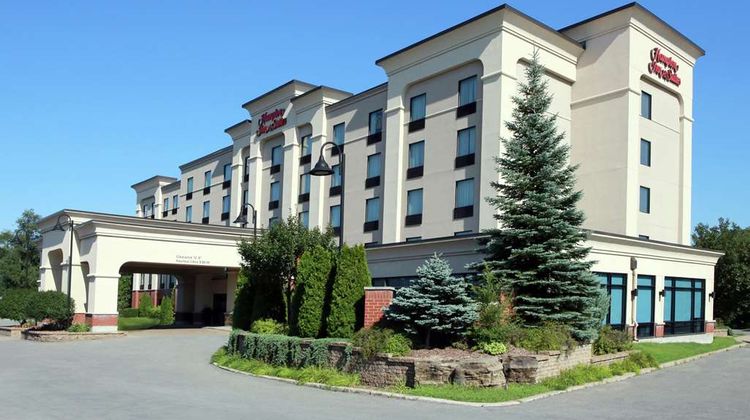 Hampton Inn & Suites Laval Exterior