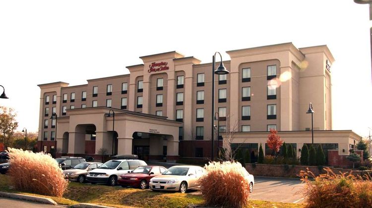 Hampton Inn & Suites Laval Exterior