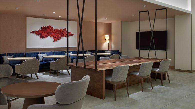 <b>Hilton Toronto Airport Hotel & Suites Lobby</b>. Images powered by <a href="https://iceportal.shijigroup.com/" title="IcePortal" target="_blank">IcePortal</a>.