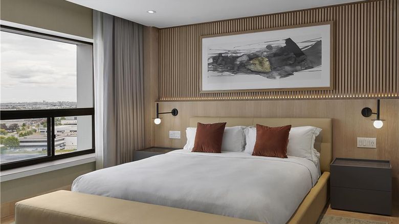 <b>Hilton Toronto Airport Hotel & Suites Room</b>. Images powered by <a href="https://iceportal.shijigroup.com/" title="IcePortal" target="_blank">IcePortal</a>.