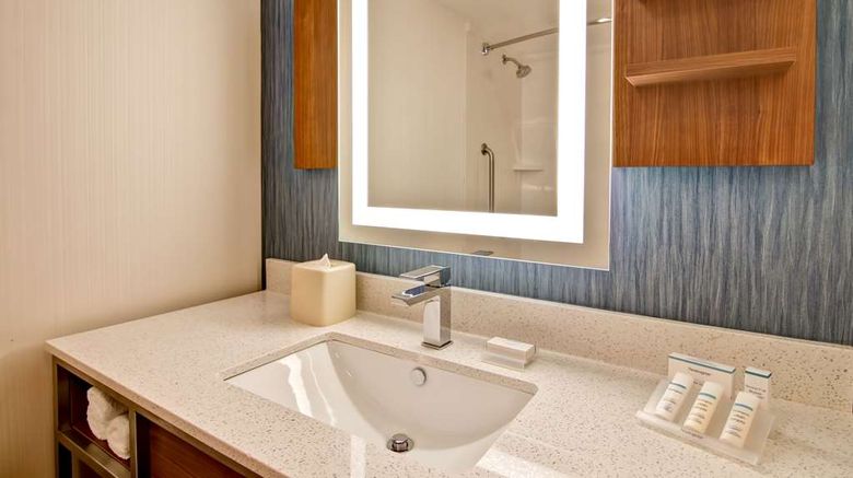<b>Hilton Garden Inn Toronto Mississauga Room</b>. Images powered by <a href="https://iceportal.shijigroup.com/" title="IcePortal" target="_blank">IcePortal</a>.
