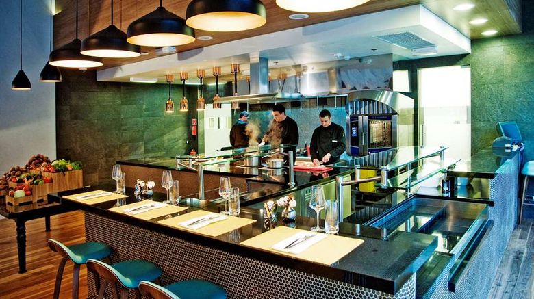<b>DoubleTree by Hilton Zagreb Restaurant</b>. Images powered by <a href="https://iceportal.shijigroup.com/" title="IcePortal" target="_blank">IcePortal</a>.