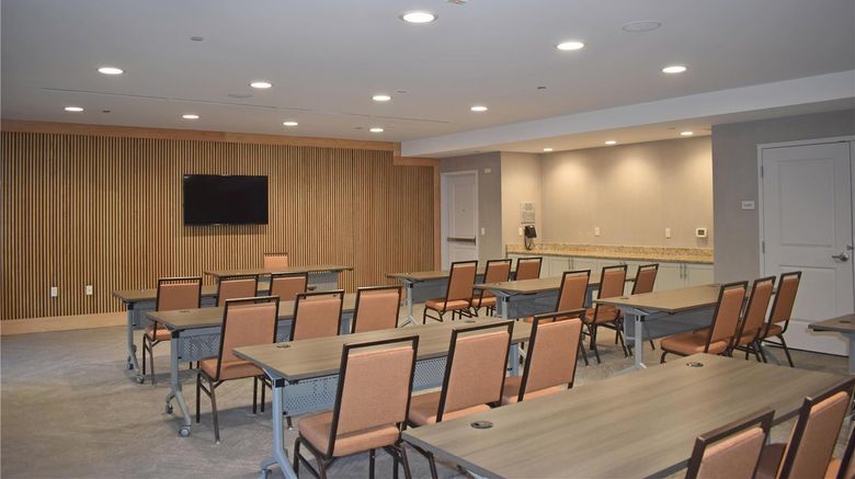 <b>Hampton Inn & Suites, Robbinsville Meeting</b>. Images powered by <a href="https://iceportal.shijigroup.com/" title="IcePortal" target="_blank">IcePortal</a>.