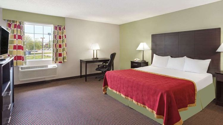 Baymont Inn & Suites Beloit Room