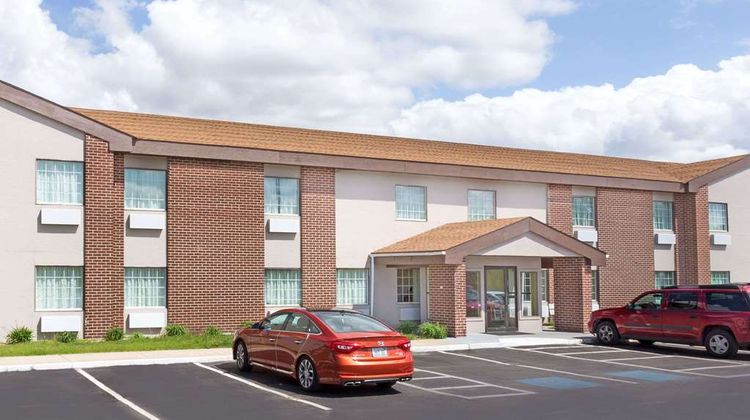 Baymont Inn & Suites Beloit Exterior