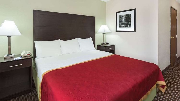Baymont Inn & Suites Beloit Room