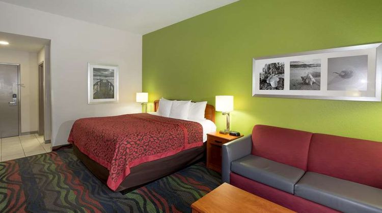 Days Inn & Suites Ft Myers nr JetBlue Pk Room