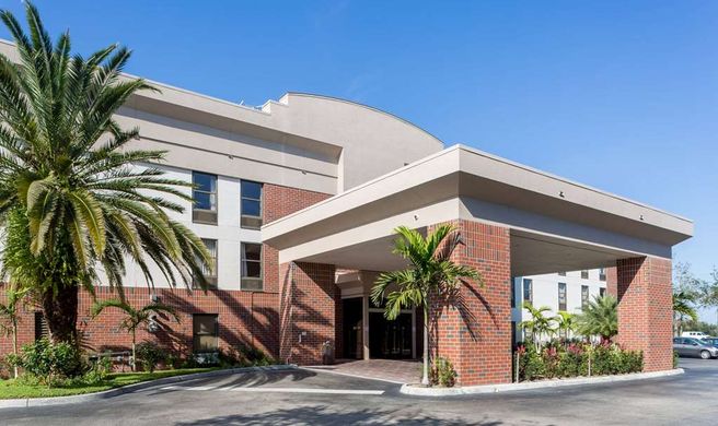 Days Inn & Suites Ft Myers nr JetBlue Pk Exterior