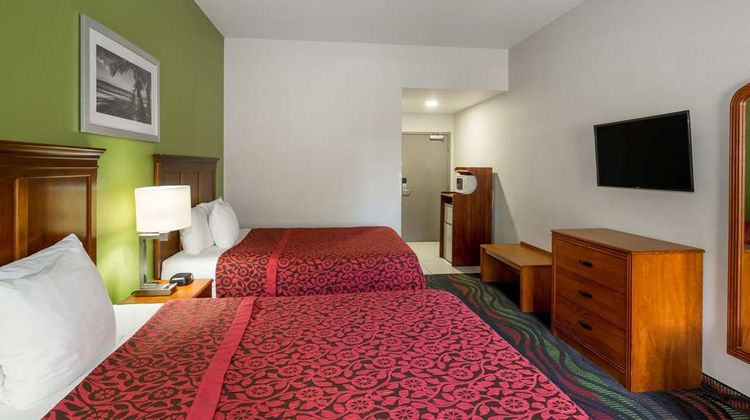 Days Inn & Suites Ft Myers nr JetBlue Pk Room