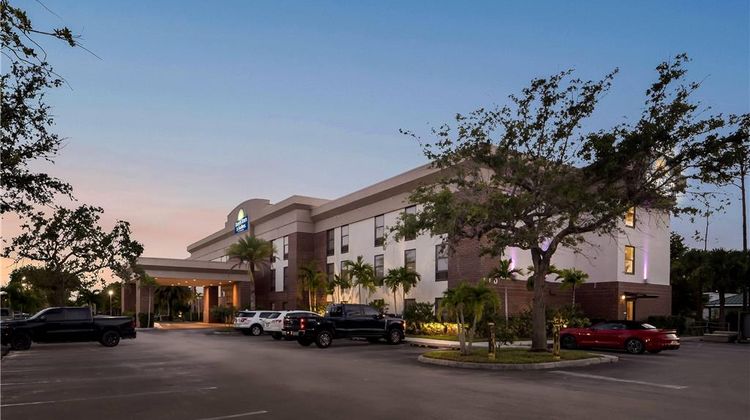 Days Inn & Suites Ft Myers nr JetBlue Pk Exterior