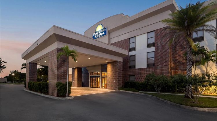 Days Inn & Suites Ft Myers nr JetBlue Pk Exterior