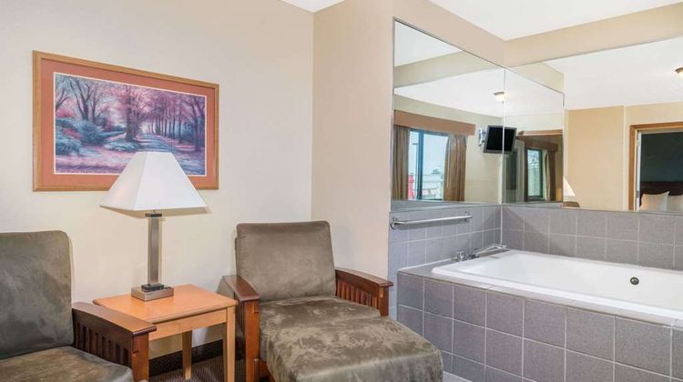 Days Inn & Suites Baxter Brainerd Area Room