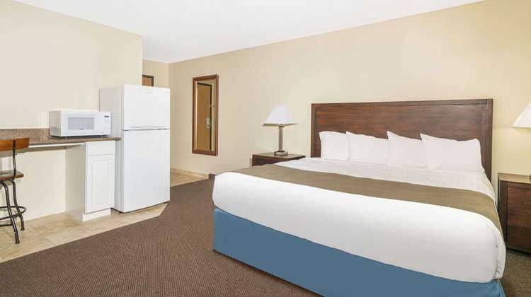 Days Inn & Suites Baxter Brainerd Area Room