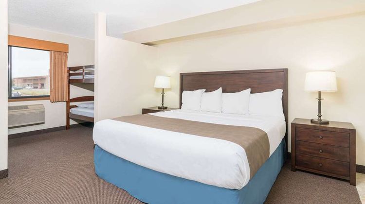 Days Inn & Suites Baxter Brainerd Area Room