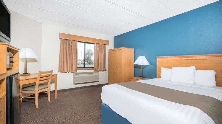 Days Inn & Suites Baxter Brainerd Area Room