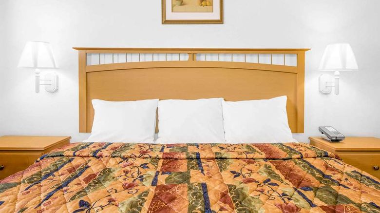 <b>Knights Inn Pine Grove Room</b>. Images powered by <a href="https://iceportal.shijigroup.com/" title="IcePortal" target="_blank">IcePortal</a>.