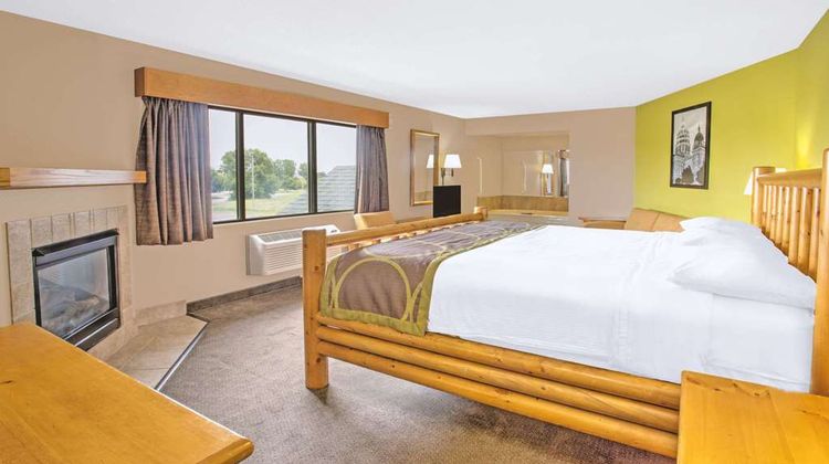 Super 8 Davenport Room