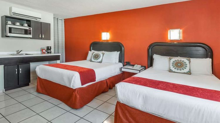 Howard Johnson Leon Avenida Room