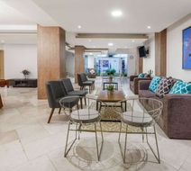 Howard Johnson Leon Avenida Lobby