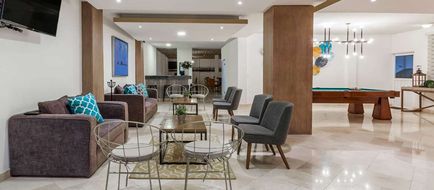 Howard Johnson Leon Avenida Lobby