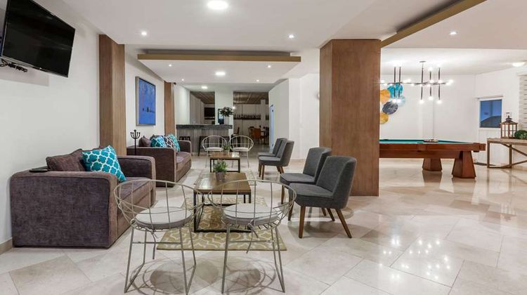 Howard Johnson Leon Avenida Lobby